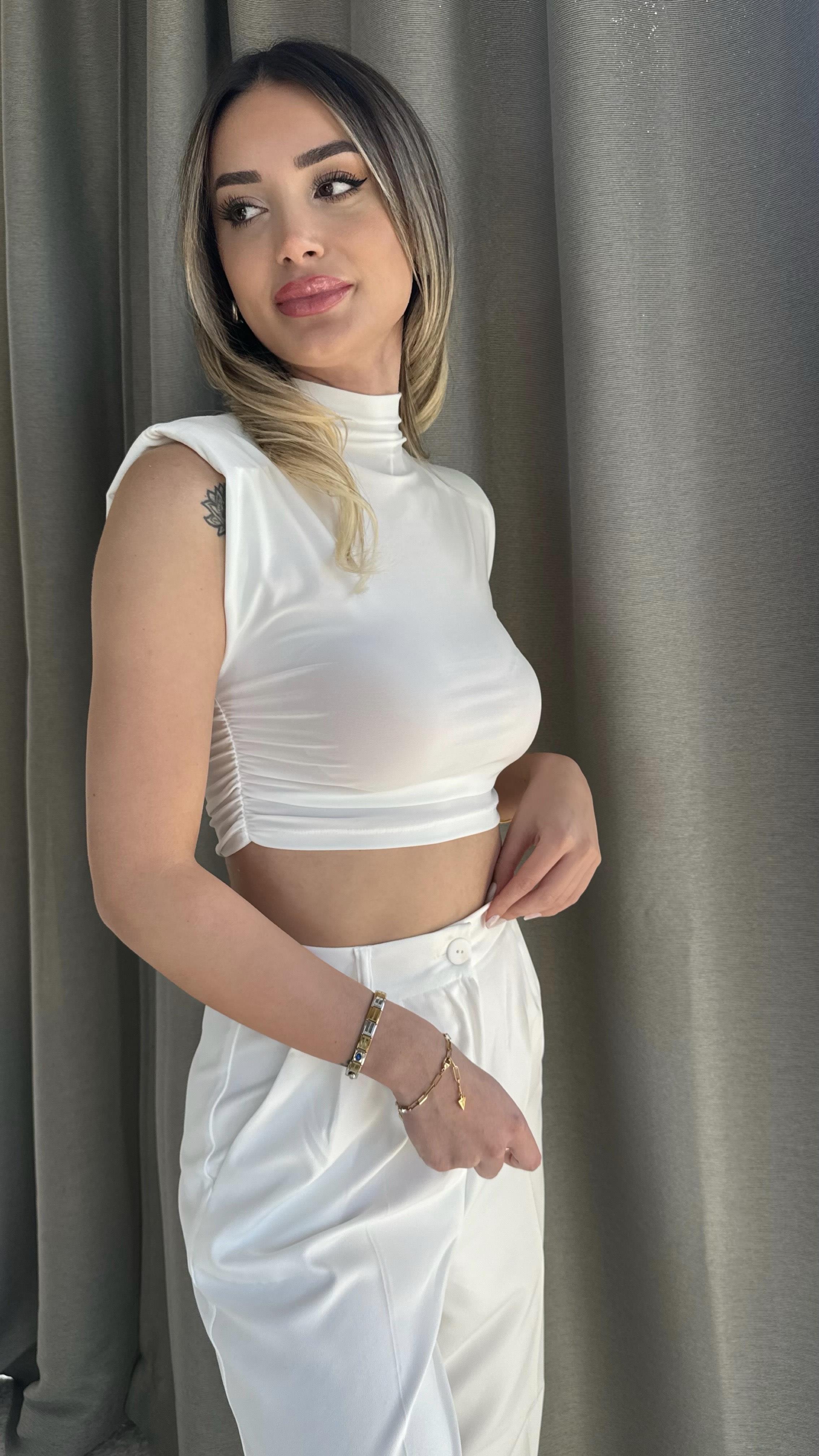 Kadın Vatkalı Yan Büzgü Beyaz Crop Bluz