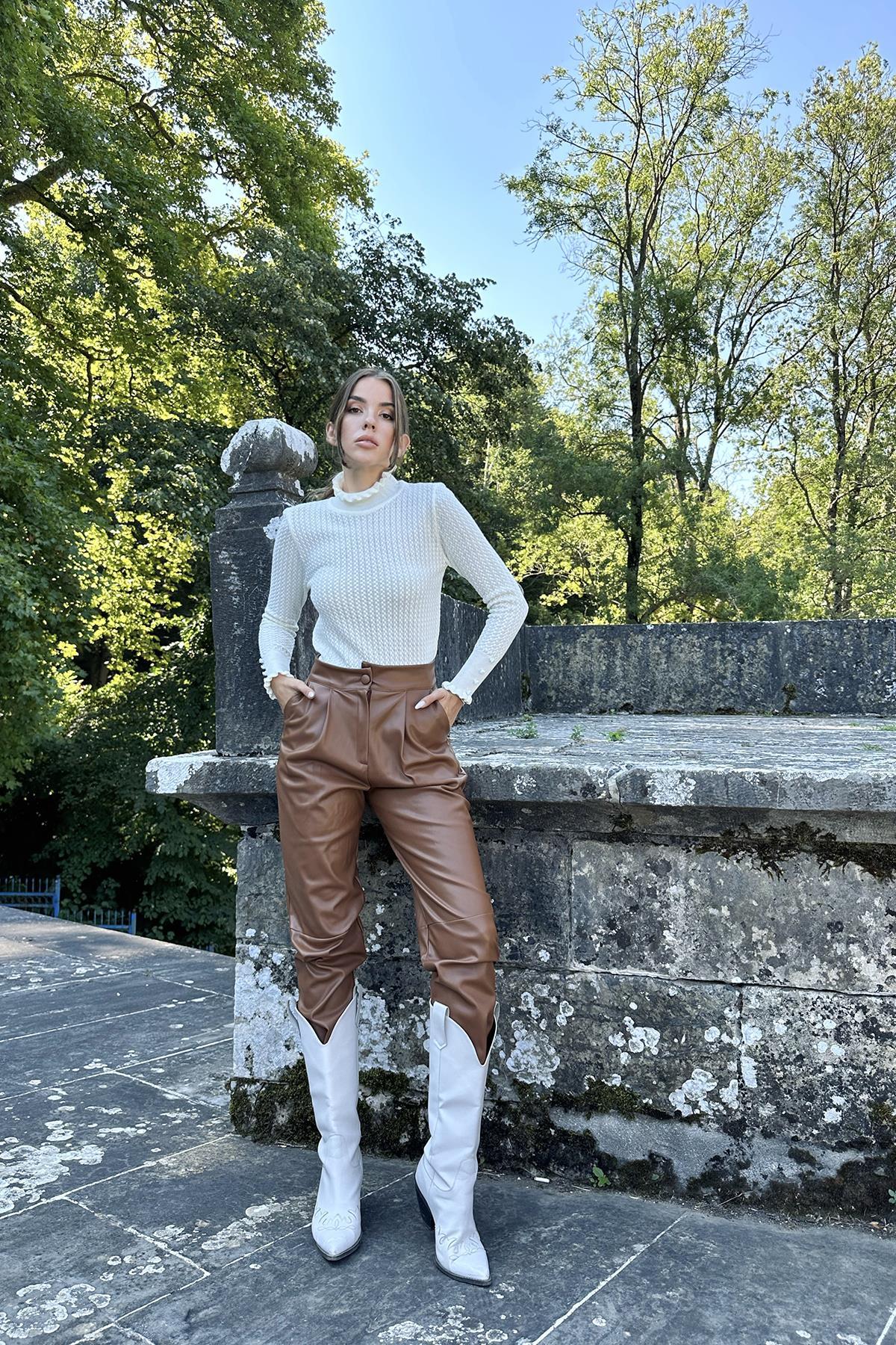 Toptan Ekru Boğazlı ve Örgülü Triko Kazak