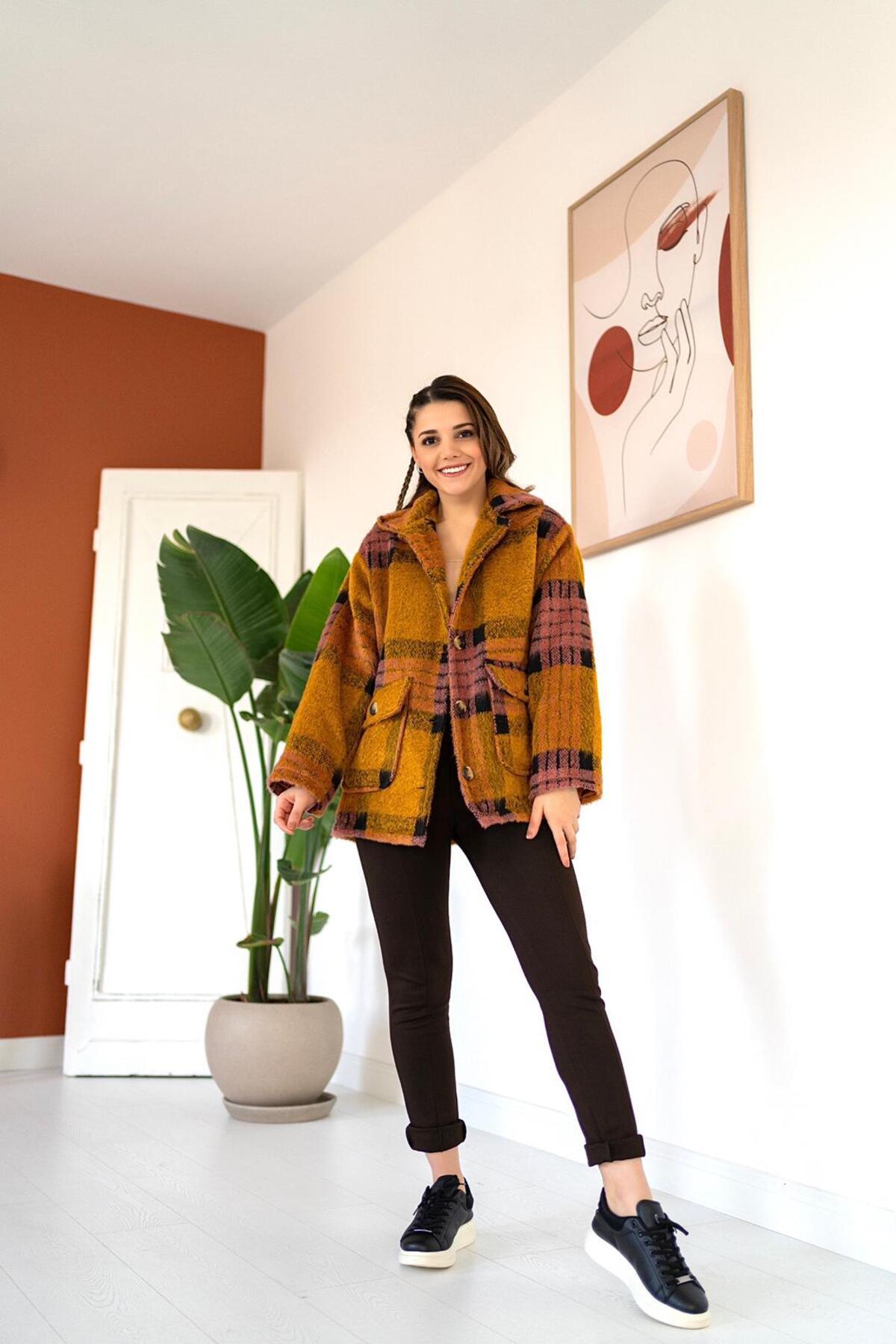 معطف نسائي منقوش بأزرار باللون الفوشيا الخردلي للبيع بالجملة