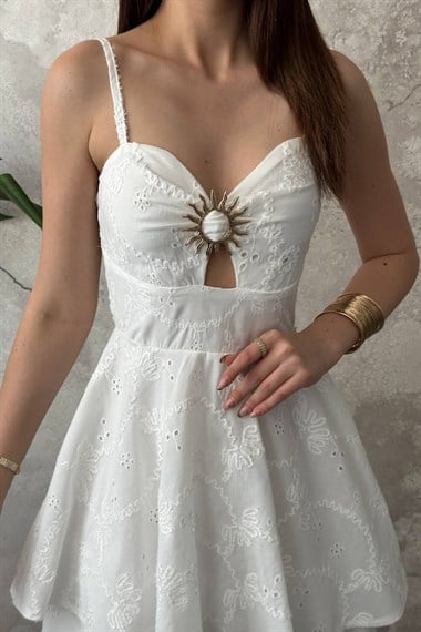 Ekru Göğüs Tokalı Brodeli Elbise