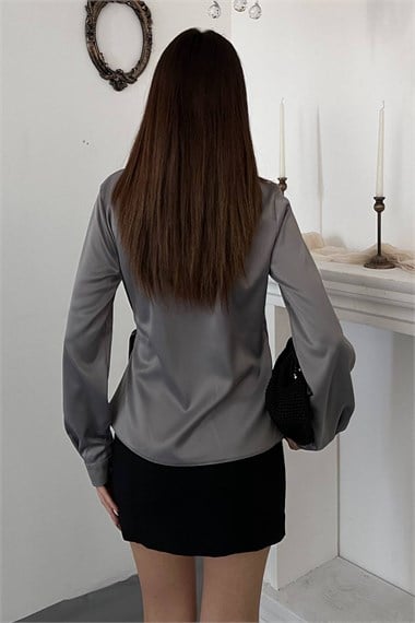 Gri Düğme Detaylı Saten Bluz