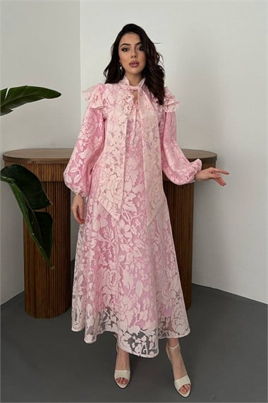 Pembe Yakası Fular Detaylı Elbise