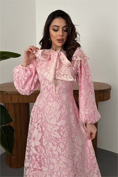Pembe Yakası Fular Detaylı Elbise