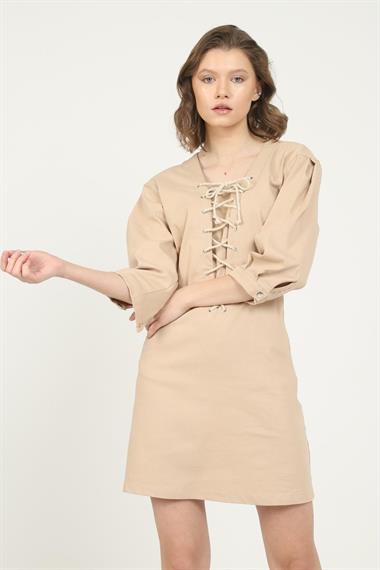 Toptan Bej Dekolteli ve Bağcık Detay Elbise