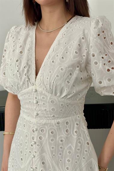 Toptan Beyaz Büzgü Detaylı Dantelli Brode Elbise