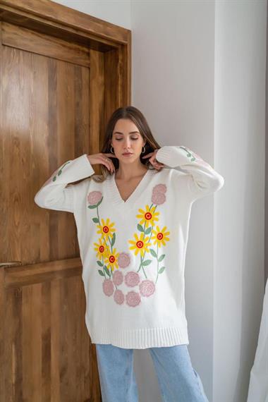 Toptan Beyaz Çiçek Nakışlı Kazak