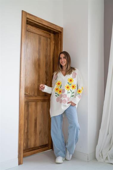 Toptan Beyaz Çiçek Nakışlı Kazak