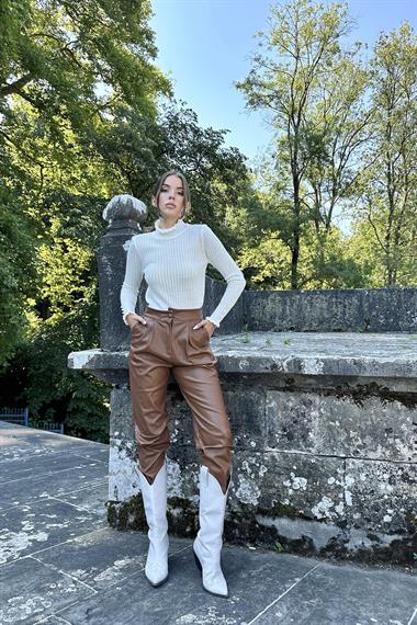 Оптовая продажа водолазки цвета экрю и вязаного трикотажного свитера