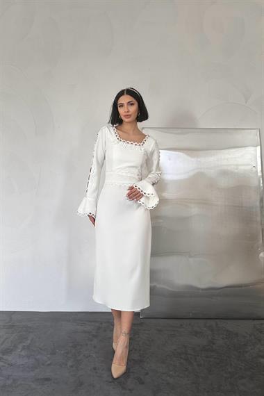 Toptan Ekru Dantelli Önü Gül Detaylı Atlas Elbise