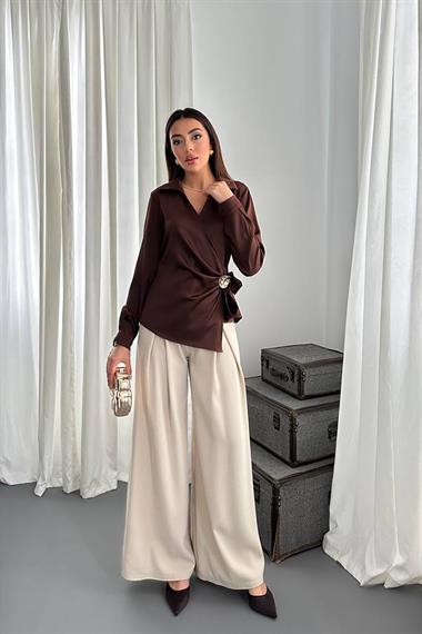 Toptan Kahverengi Düğme Detaylı Saten Bluz