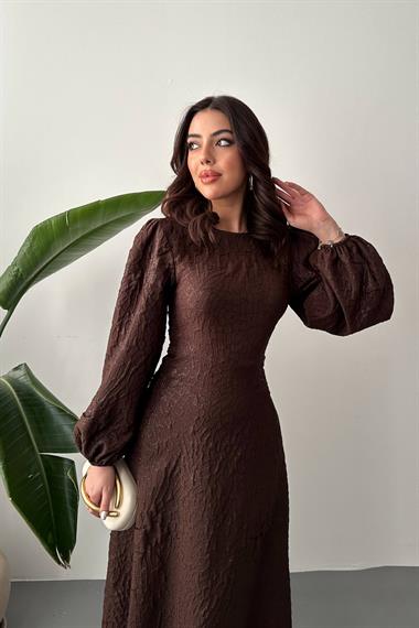 Toptan Kahverengi Kabartmalı Dantel Detaylı Kemerli Uzun Elbise