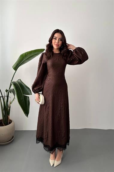 Toptan Kahverengi Kabartmalı Dantel Detaylı Kemerli Uzun Elbise