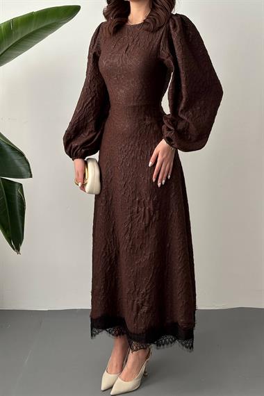 Toptan Kahverengi Kabartmalı Dantel Detaylı Kemerli Uzun Elbise