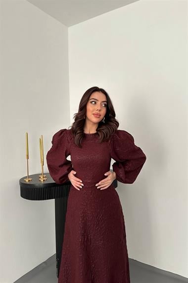 Toptan Mürdüm Kabartmalı Dantel Detaylı Kemerli Uzun Elbise