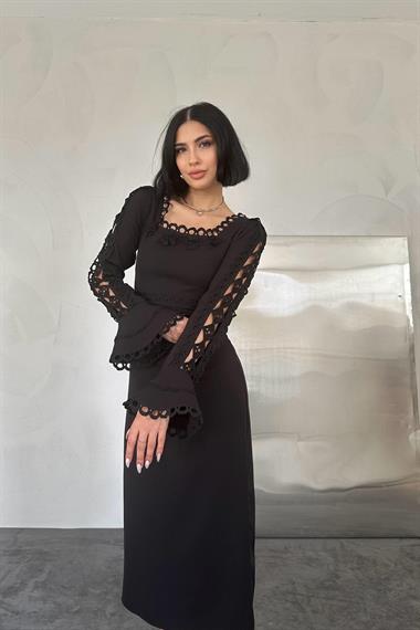 Toptan Siyah Dantelli Önü Gül Detaylı Atlas Elbise