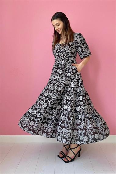 Toptan Siyah Düğmeli Brode Elbise