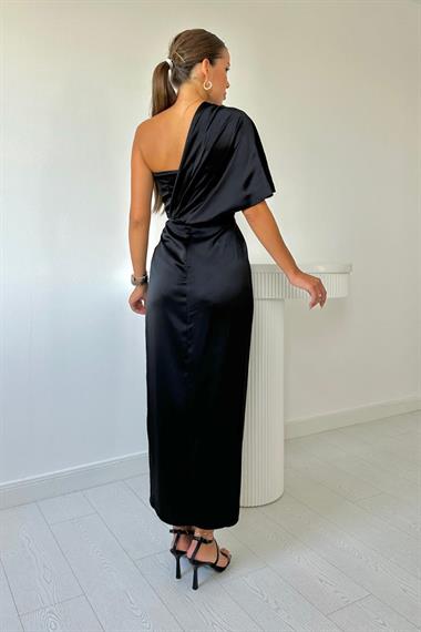 Toptan Siyah Tek Omzu Kapalı Yırtmaçlı Saten Elbise