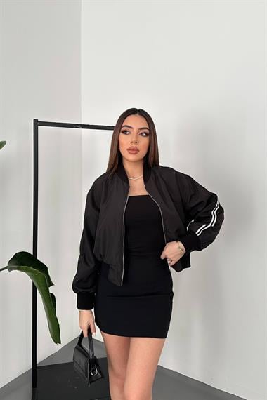 Toptan Siyah Yanları Şeritli Kısa Ceket