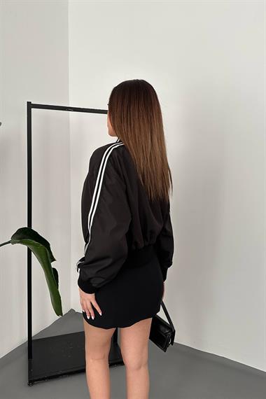 Toptan Siyah Yanları Şeritli Kısa Ceket