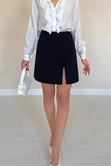 Toptan Siyah Yırtmaçlı Gül Detaylı Mini Etek