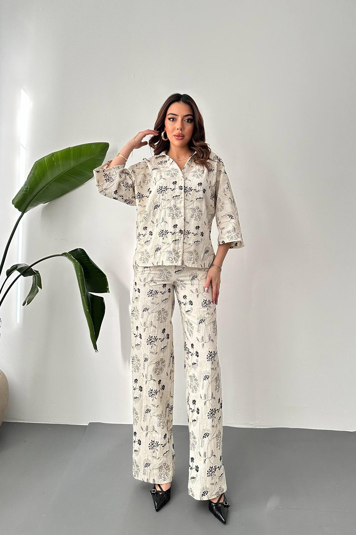 Бежевый вышитый льняной костюм оптом