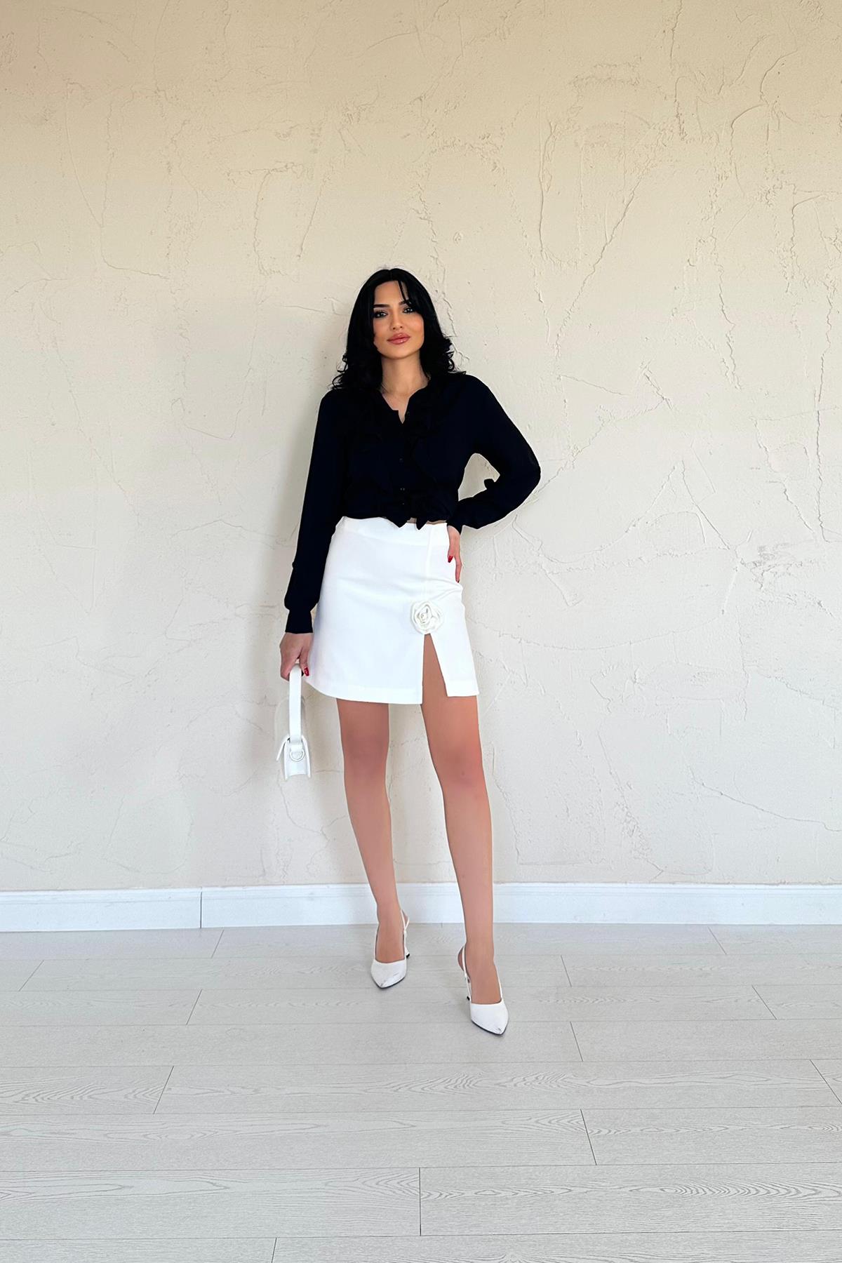 Toptan Ekru Yırtmaçlı Gül Detaylı Mini Etek