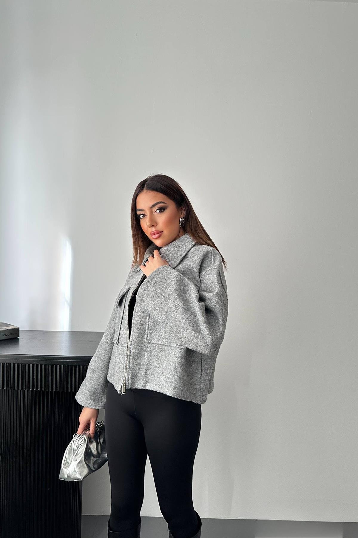 Toptan Gri Cebi Kapaklı Kaşe Ceket