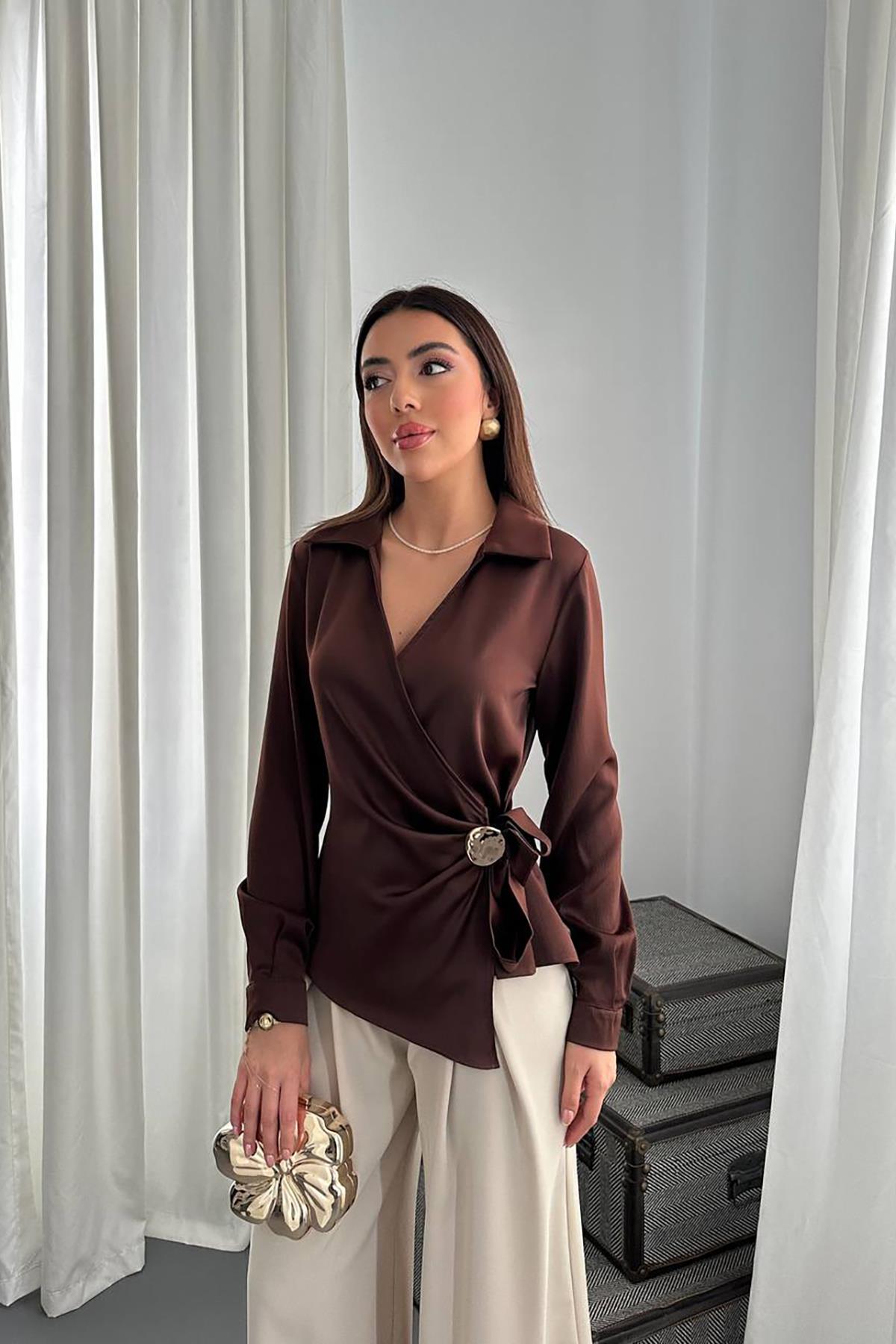 Toptan Kahverengi Düğme Detaylı Saten Bluz