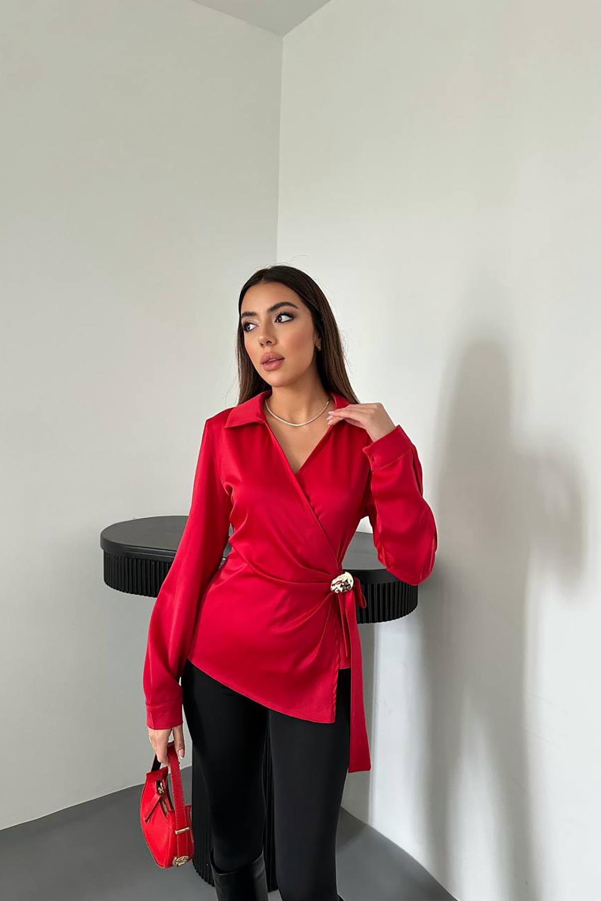 Toptan Kırmızı Düğme Detaylı Saten Bluz