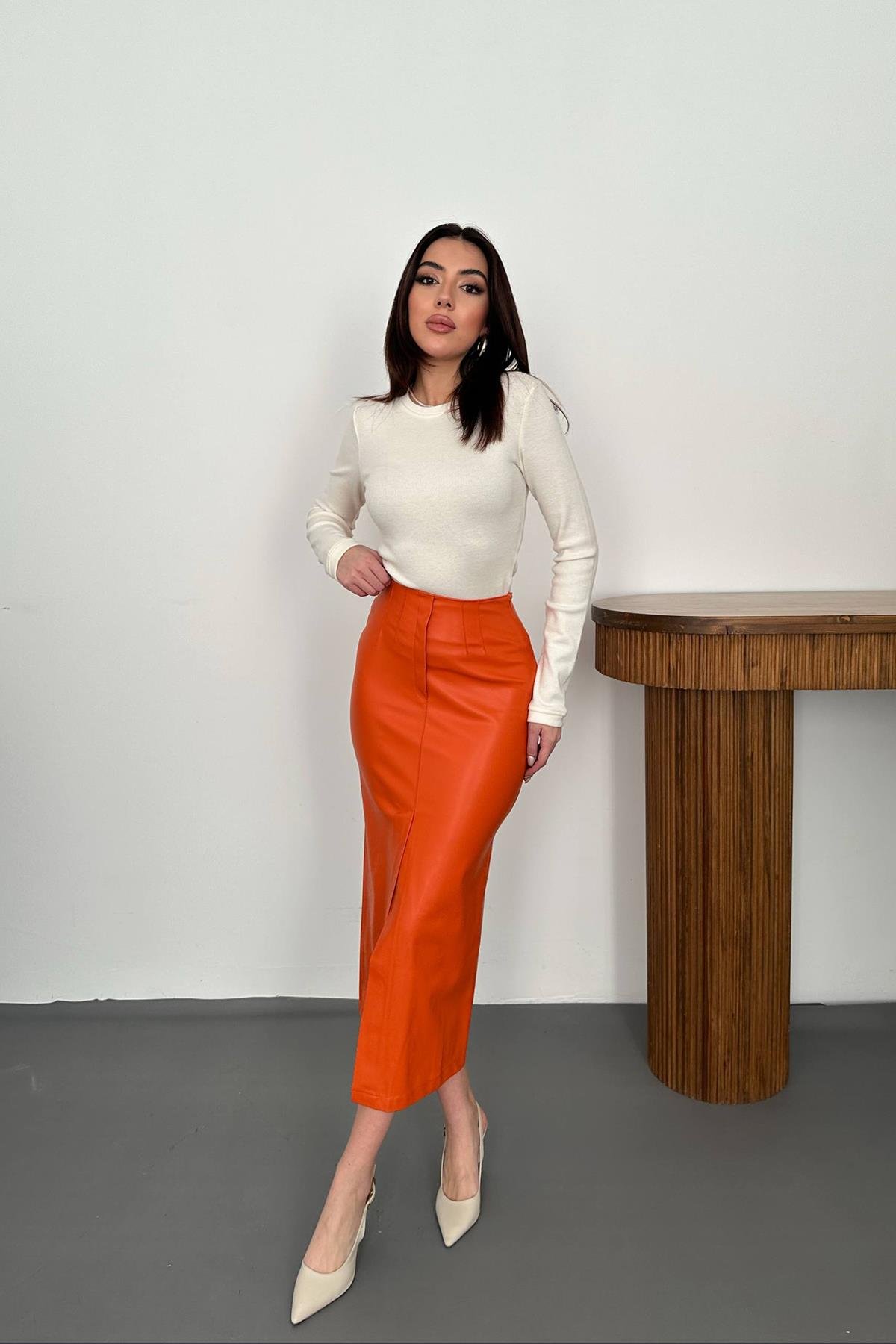 Оптовая продажа оранжевой юбки с разрезом и вышивкой