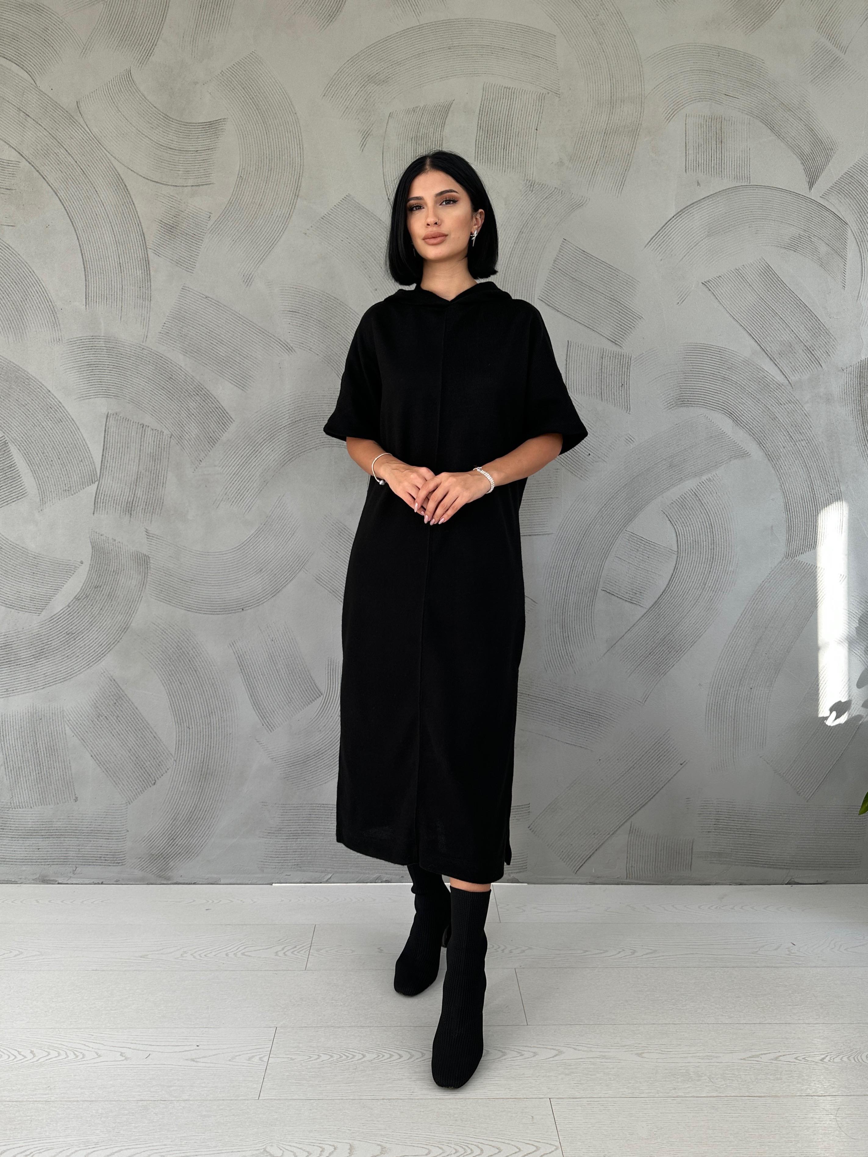 Siyah Akrilik Kapüşonlu Elbise