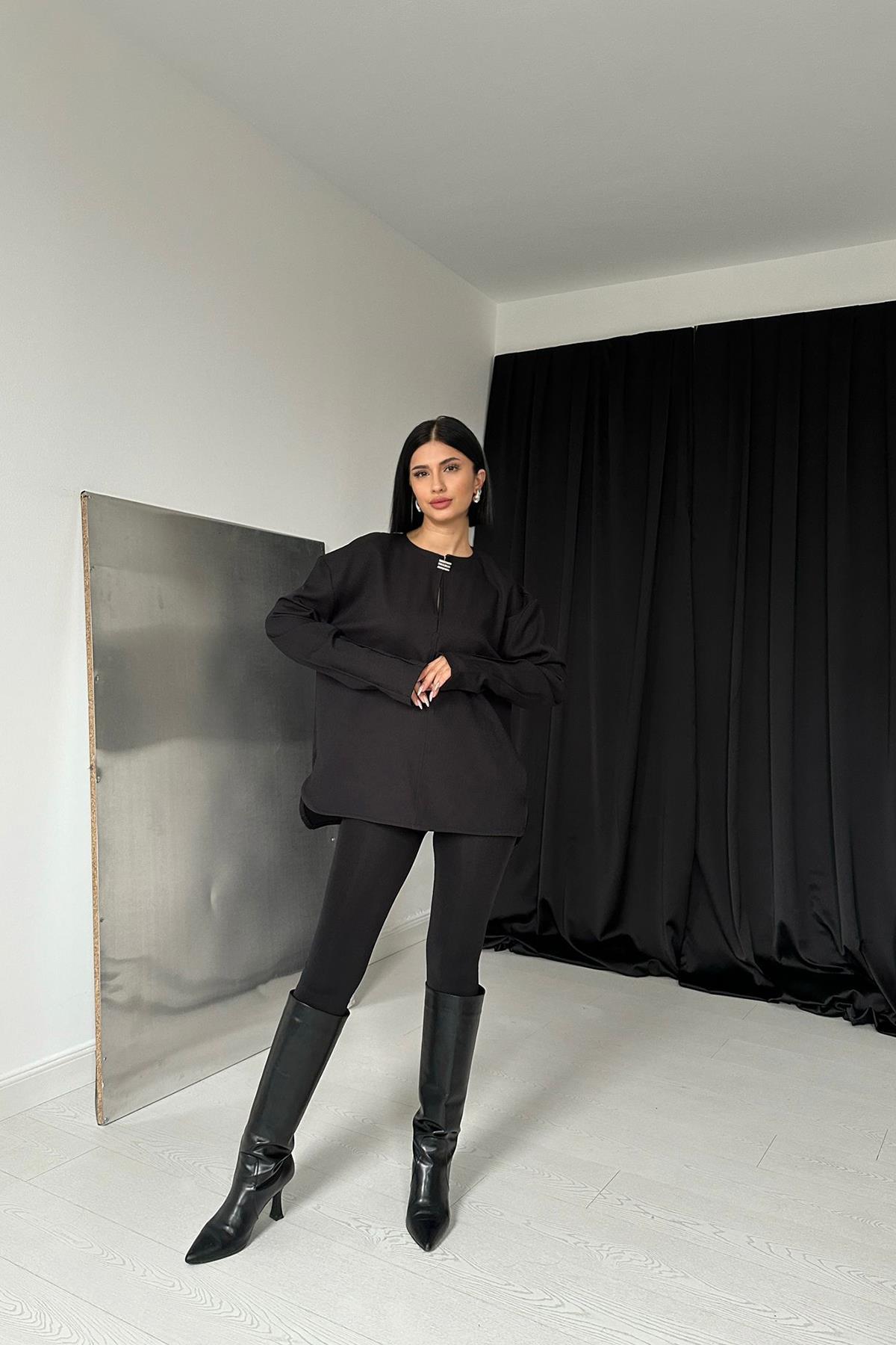 Toptan Siyah Yakası Broşlu Bluz