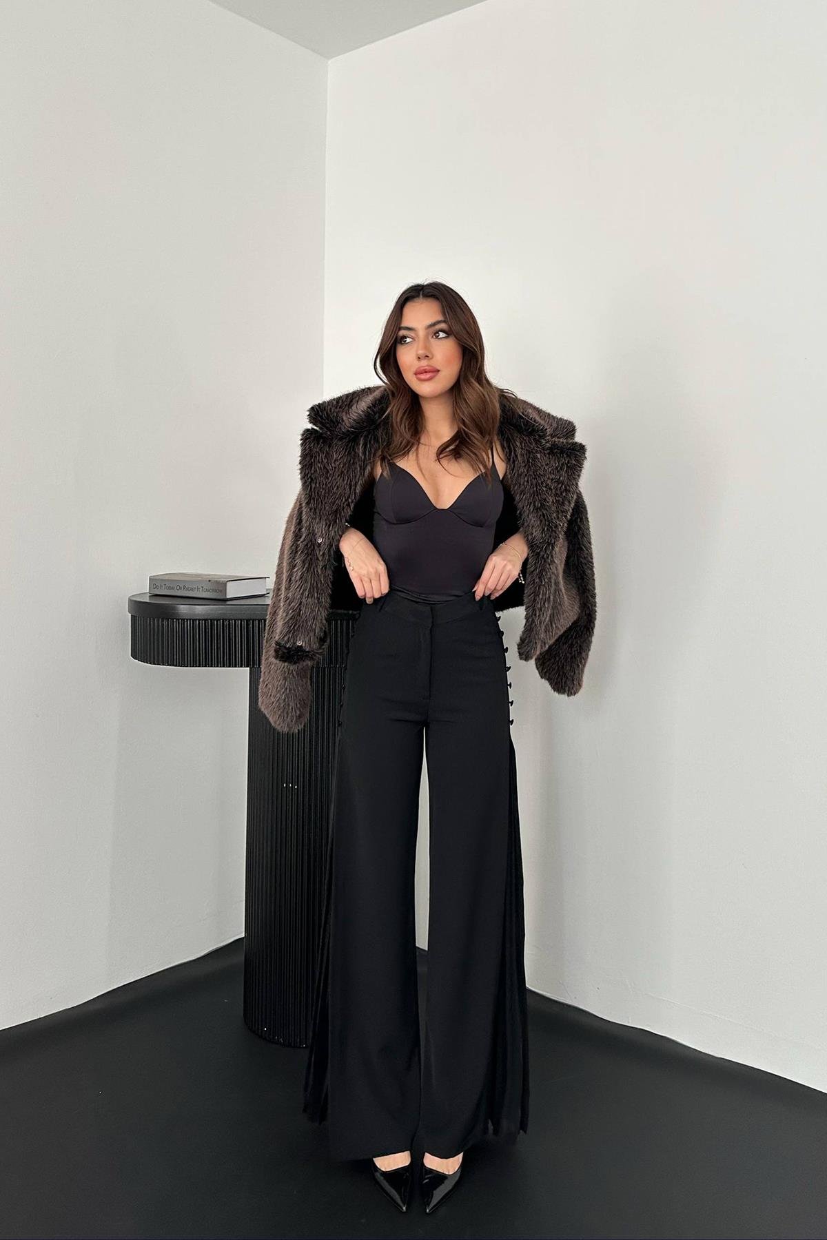 Toptan Siyah Yanları Piliseli Pantolon