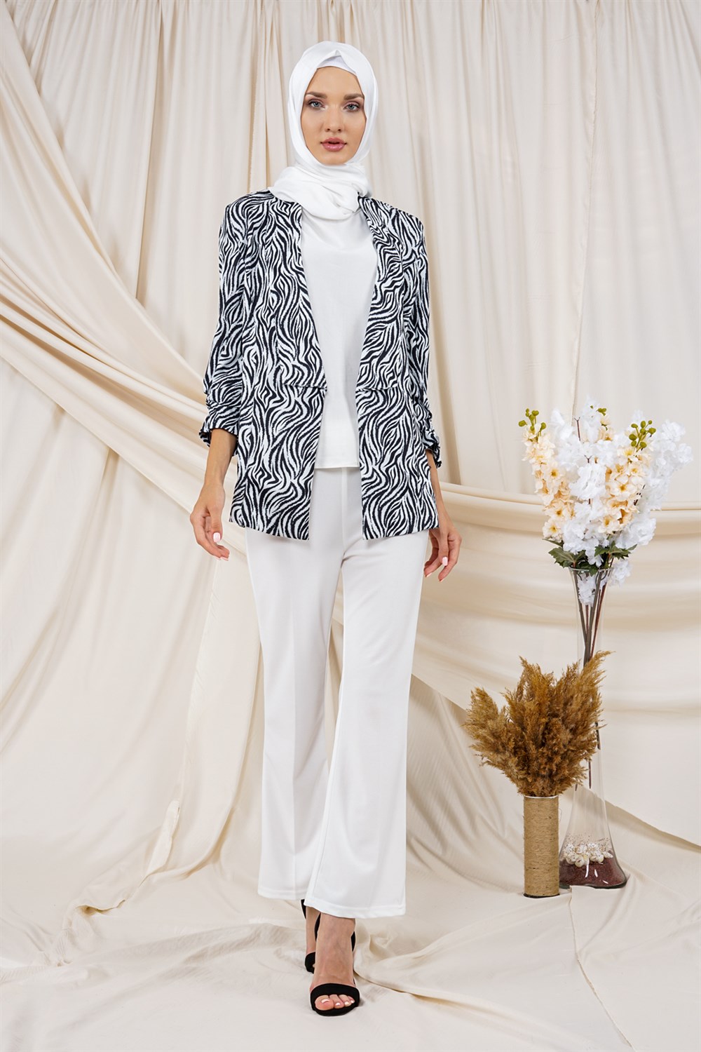 Kadın Zebra Desenli Kolları Büzgülü Kruvaze Yaka Blazer Ceket  BeyazAT8004
