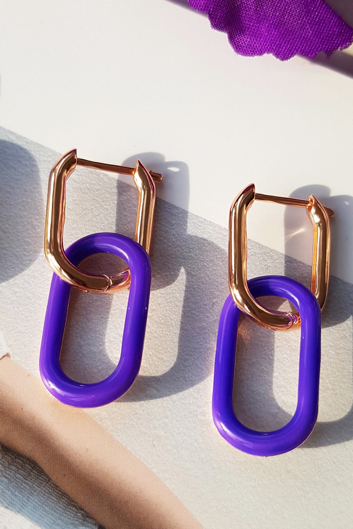 ÇİFT, MOR DİKDÖRTGEN GÜMÜŞ KÜPE