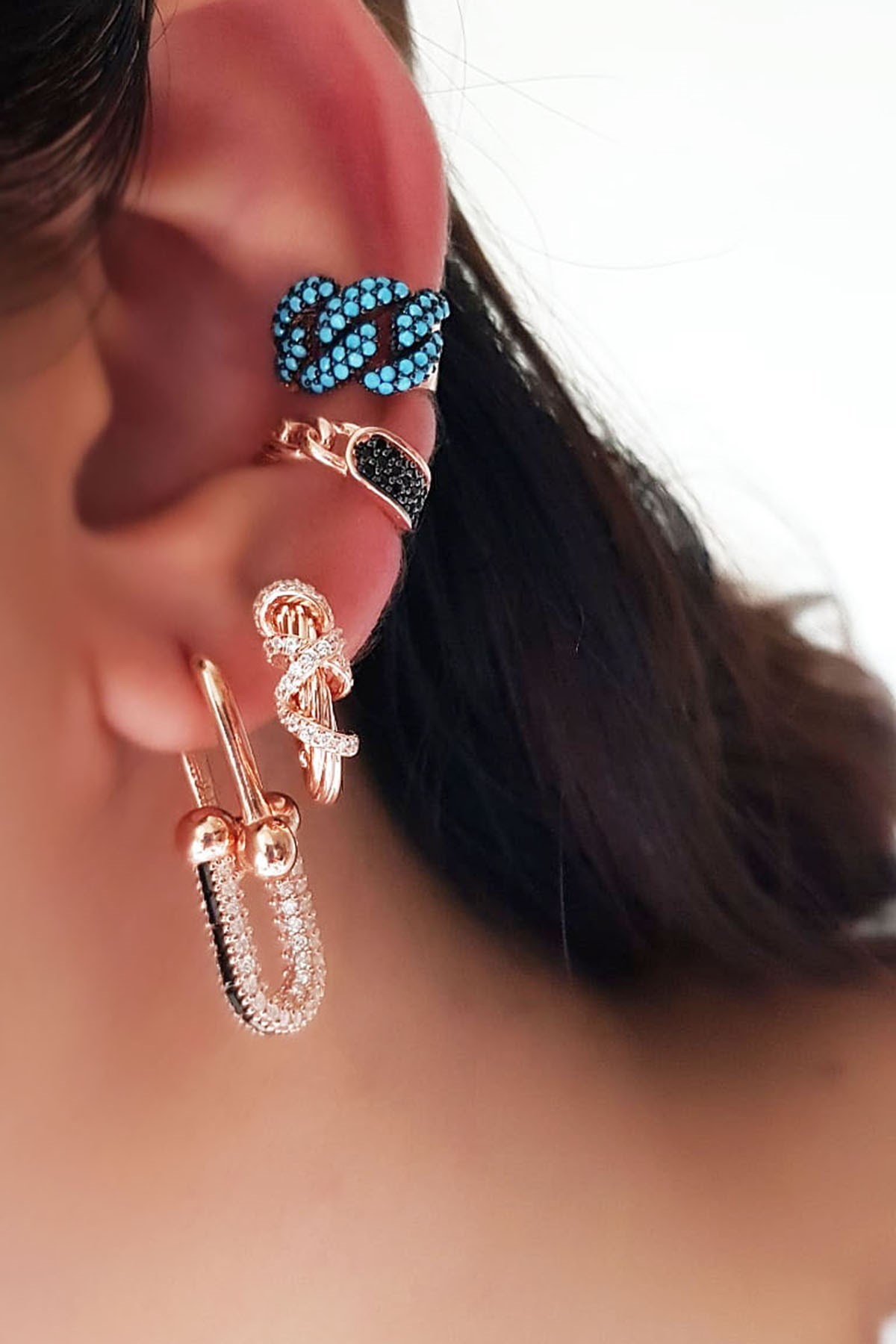 Chain Design Silver Cartilage Earrings with Multiple Black Stones