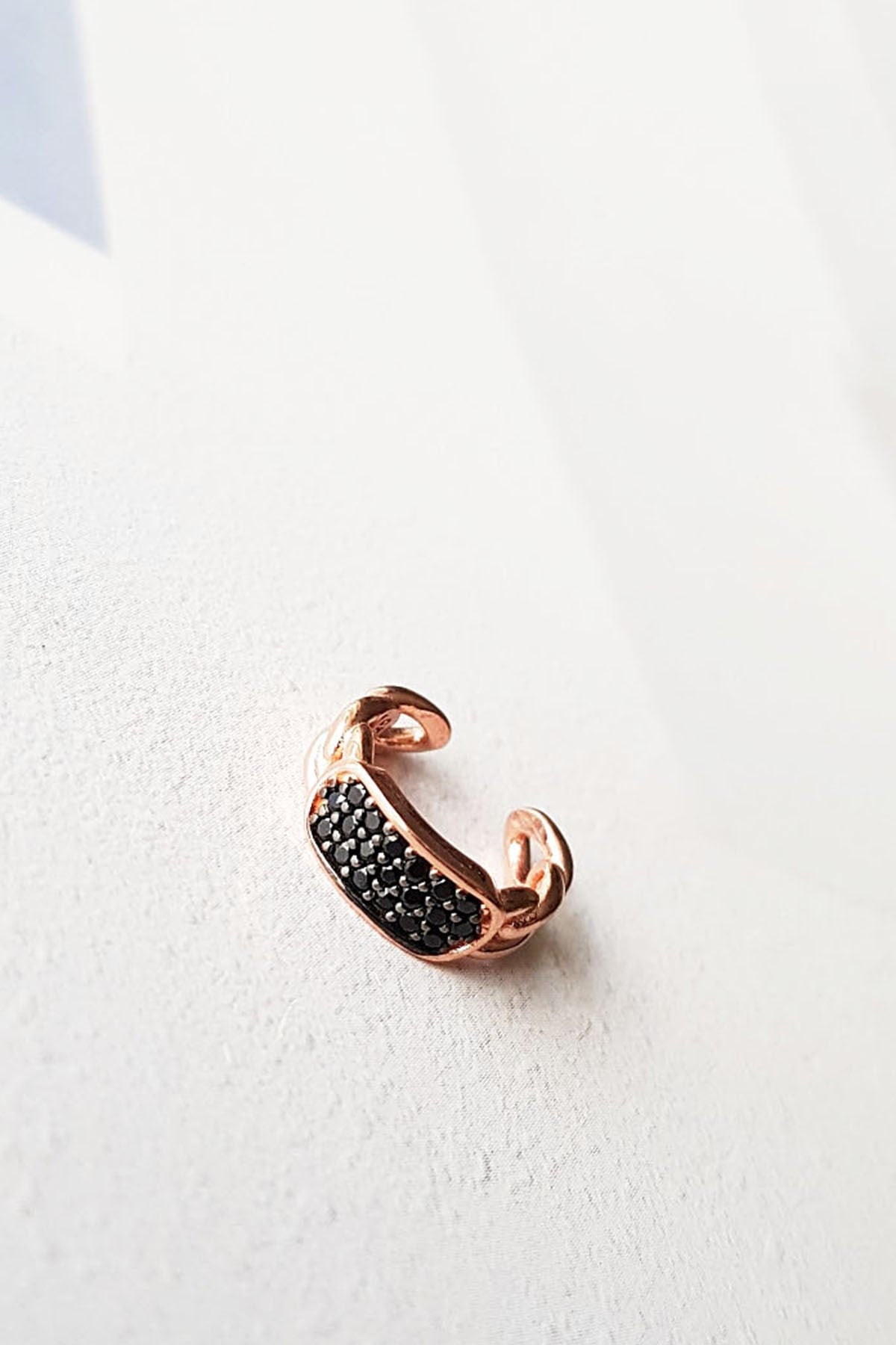 Chain Design Silver Cartilage Earrings with Multiple Black Stones