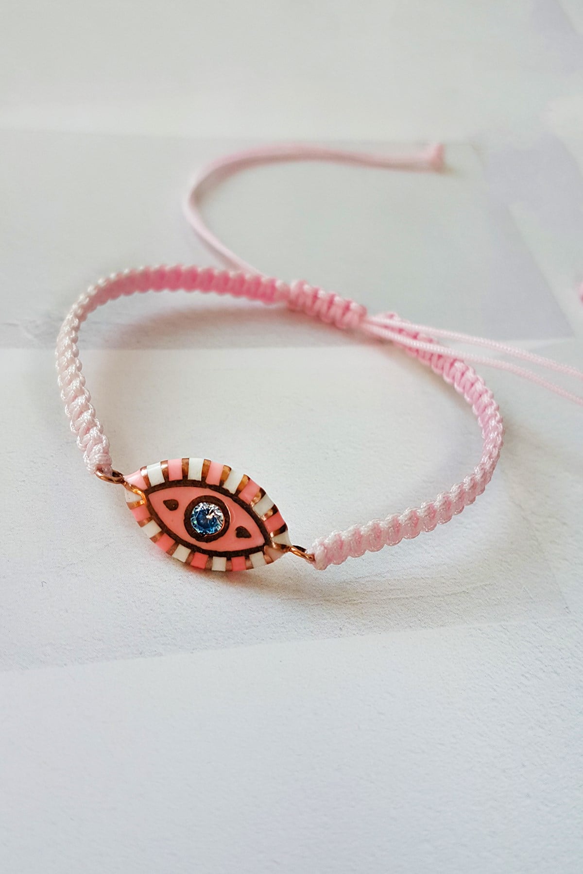 MAKROME İPLİ ÇİZGİLİ GÖZ MODELİ GÜMÜŞ BİLEKLİK