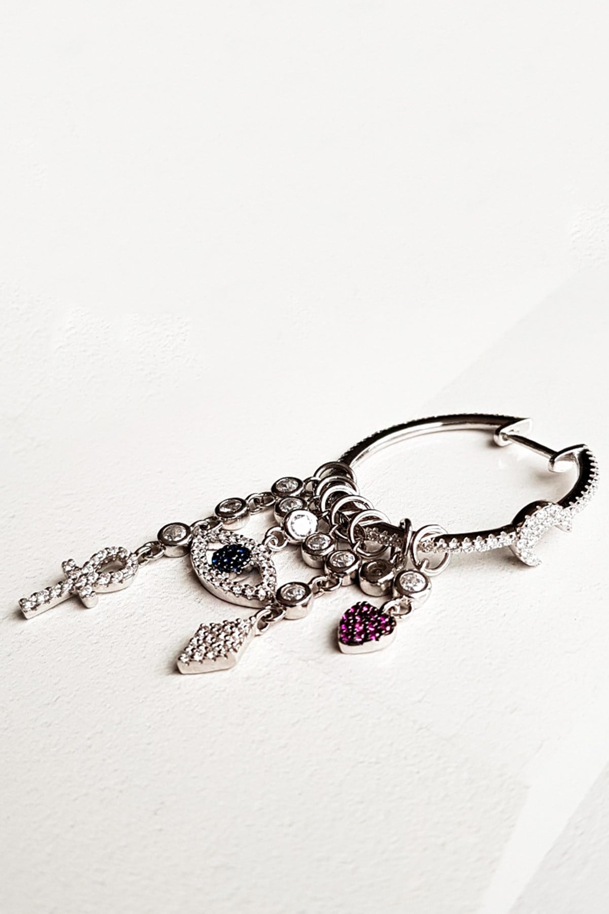 TEKLİ İTHAL HALKA SALLANTILI FİGÜRLÜ GÜMÜŞ KÜPE