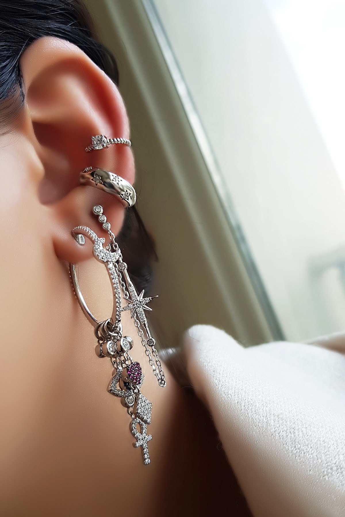 TEKLİ İTHAL HALKA SALLANTILI FİGÜRLÜ GÜMÜŞ KÜPE