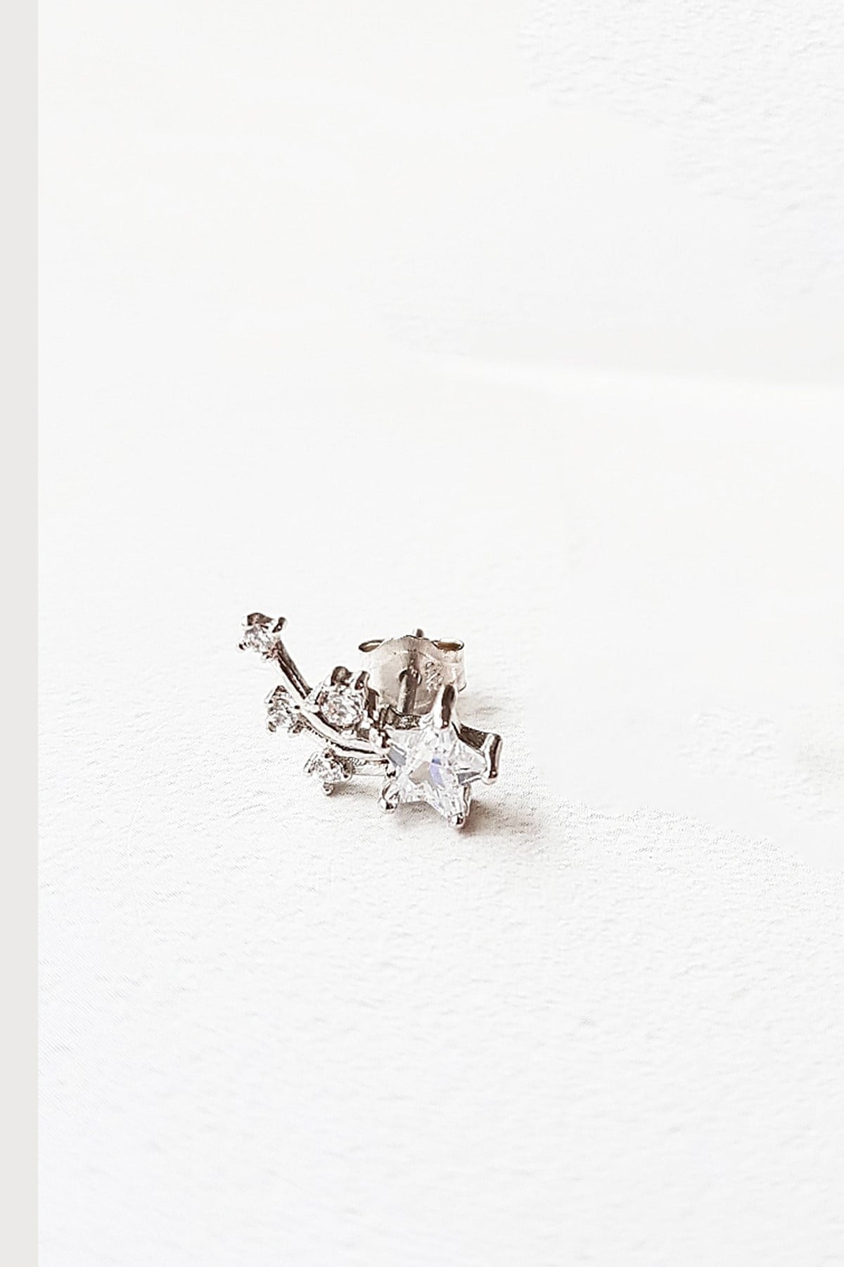 TEKLİ İTHAL YILDIZLI TAŞLI  GÜMÜŞ KÜPE-SAĞ