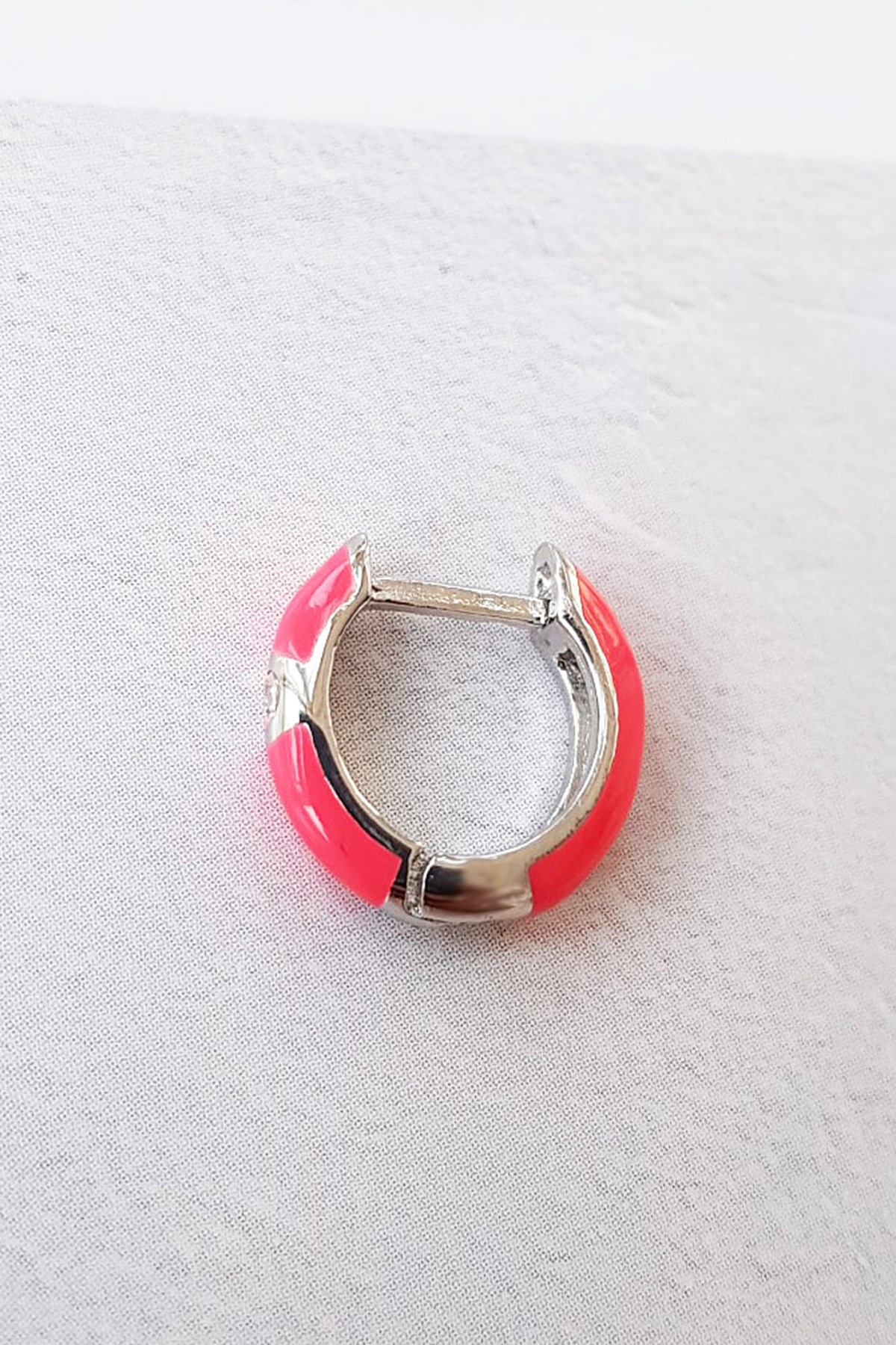 TEKLİ KOYU PEMBE MİNİ BOY ÇITÇITLI GÜMÜŞ KÜPE