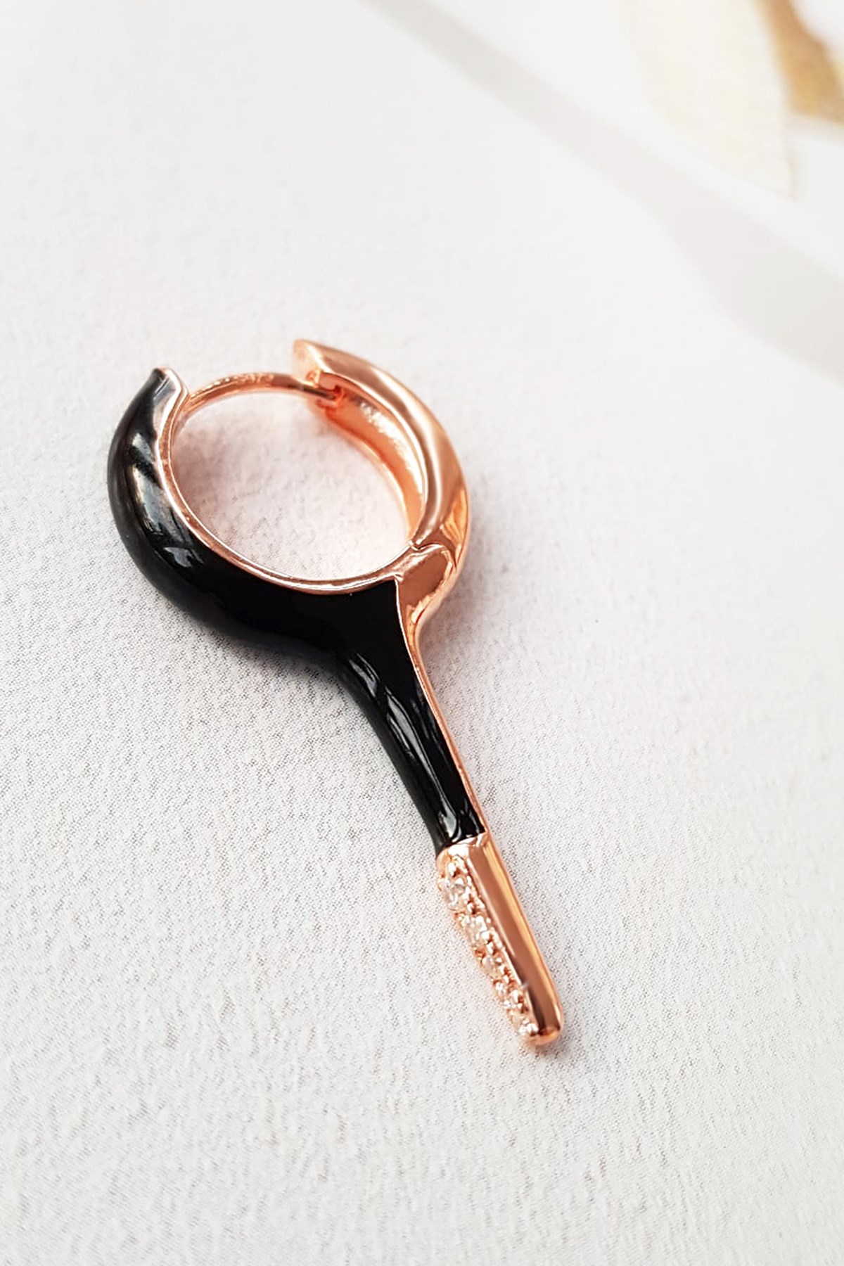 TEKLİ KURŞUN SİYAH İTHAL GÜMÜŞ KÜPE