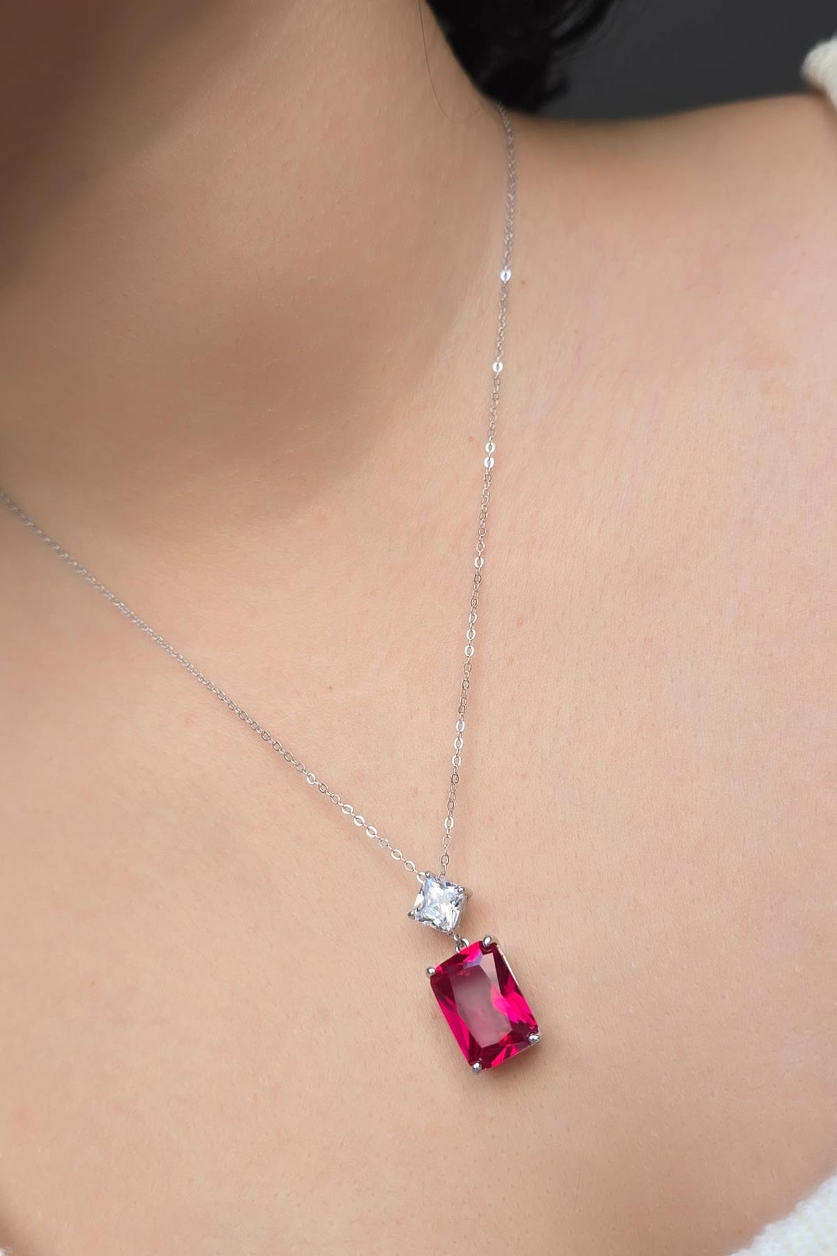 YAKUT RUBY DİKDÖRTGEN GÜMÜŞ KOLYE