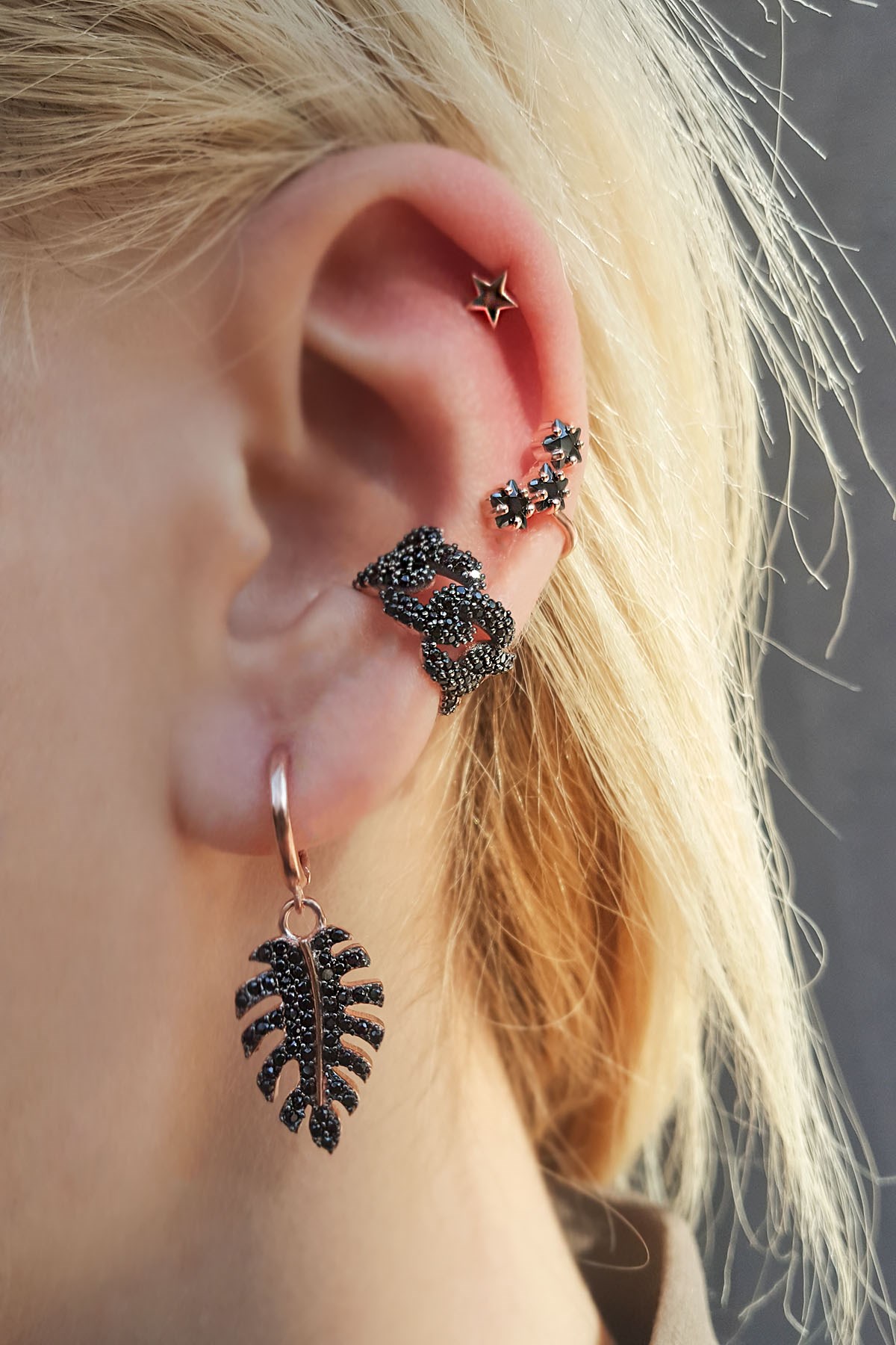 HALF TURN CHAIN BLACK STONE SILVER CHIRP EARRINGS