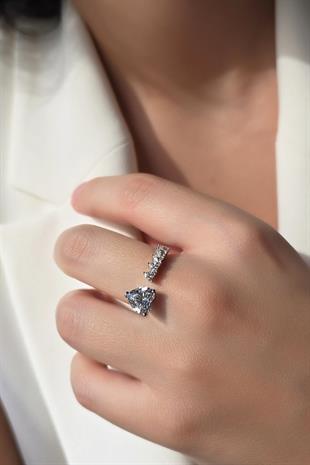 MOZANİT MİNİ VE TEKLİ KALPLI GÜMÜŞ YÜZÜK