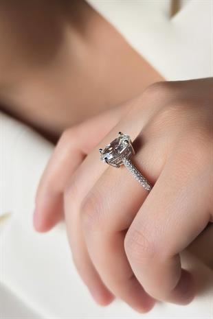 MOZANİT OVAL ETRAF TAŞLI GÜMÜŞ YÜZÜK