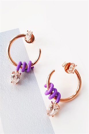 TEKLİ MOR ETRAFINDA SARILMIŞ DAMLA GÜMÜŞ KÜPE