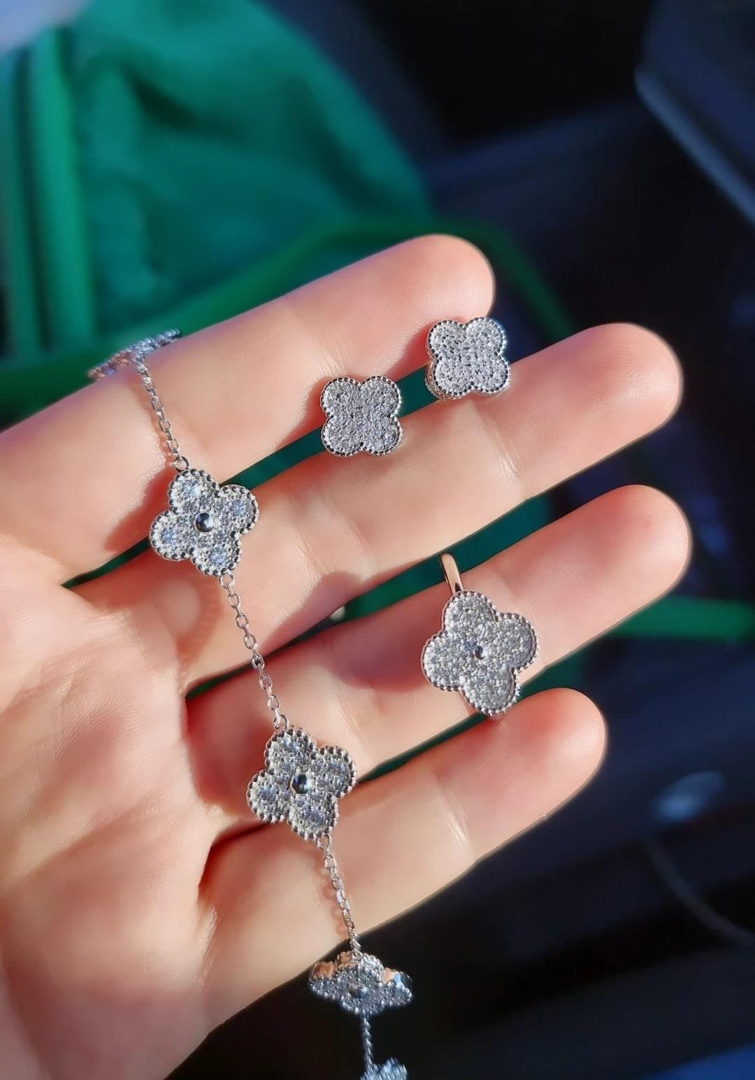 ÇİFT İTHAL YONCA CLOVER TAŞLI BEYAZ GÜMÜŞ KÜPE 