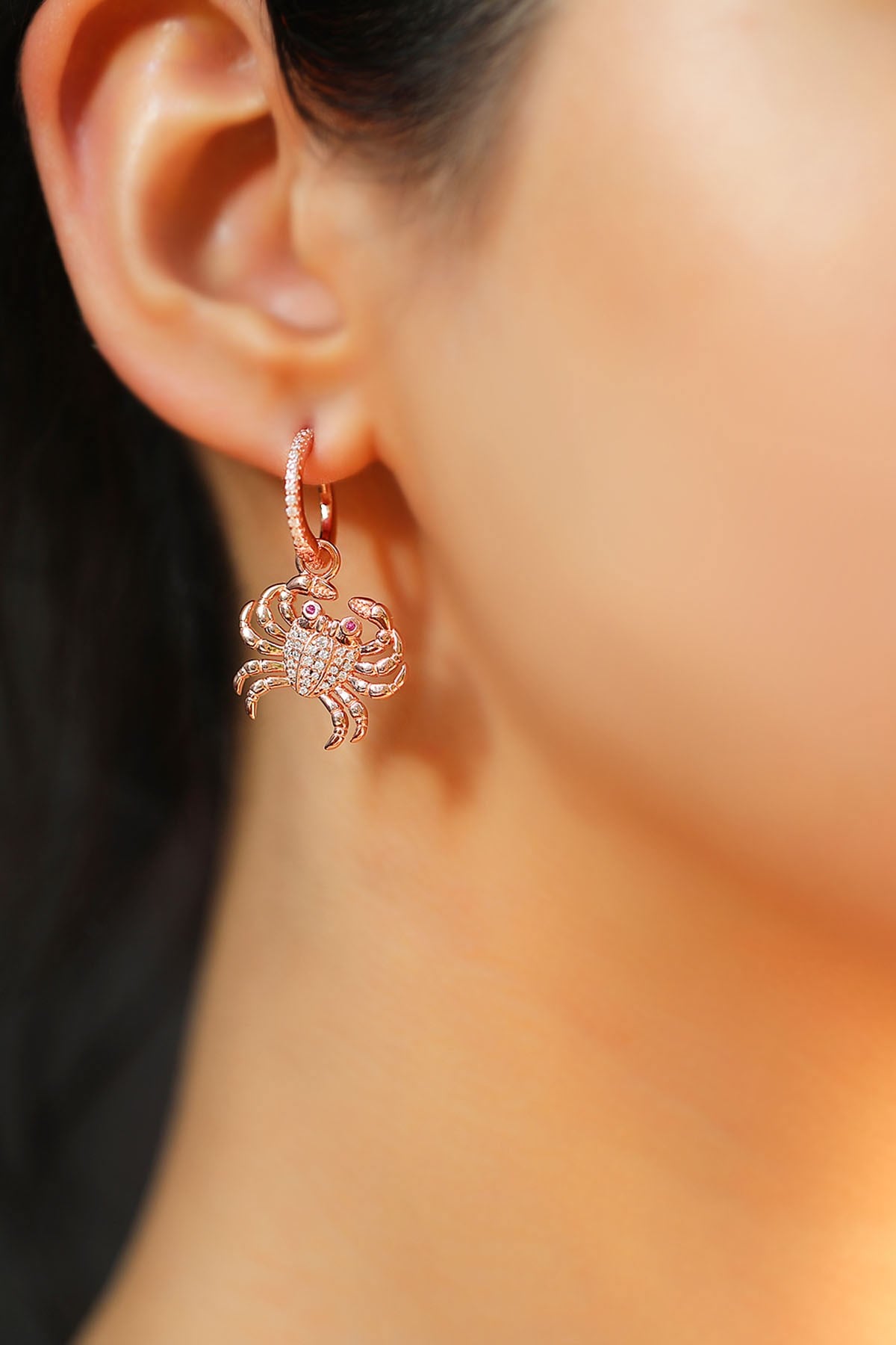 ÇİFTLİ, YENGEÇ FİGÜRLÜ GÜMÜŞ KÜPE